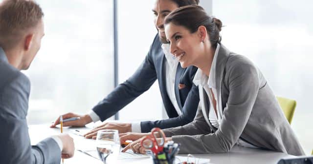 לקוח מקבל הלוואה מהירה לכל מטרה