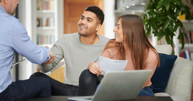 זוג שכירים מקבל אישור הלוואה במשרדי טאיסו פאנדס